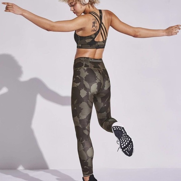 ATHLETA Run Free Camo 7/8 Tight Arbor Olive {B6} - Picture 1 of 6